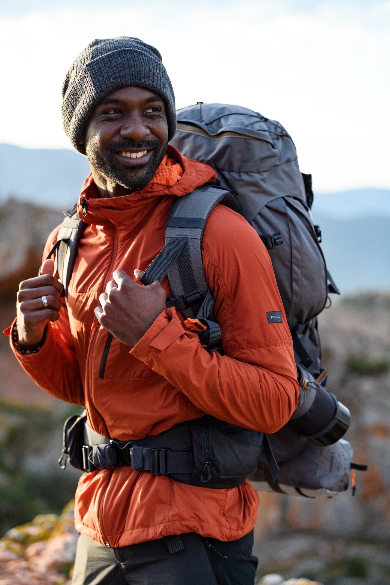 Alexandre Bikene en randonnée, sac au dos